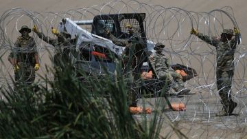 Texas refuerza barricada de alambre en la frontera Juárez-El Paso pese a orden de retirarla