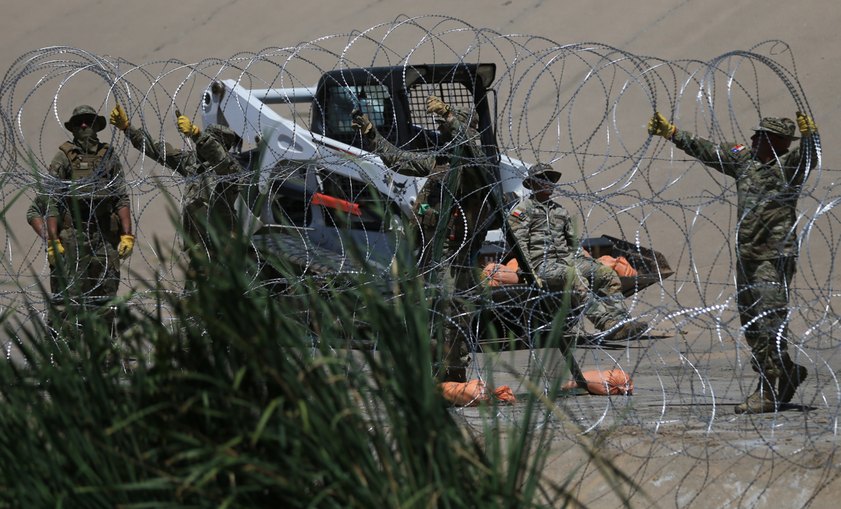 Miembros de la Guardia Nacional de Texas refuerzan la frontera sur con púas aceradas debajo del Puente Internacional Reforma.
