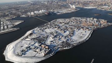 Rikers Island, el cuestionado complejo de 10 cárceles en una isla de Nueva York que se convirtió en una “vergüenza nacional” para la ciudad