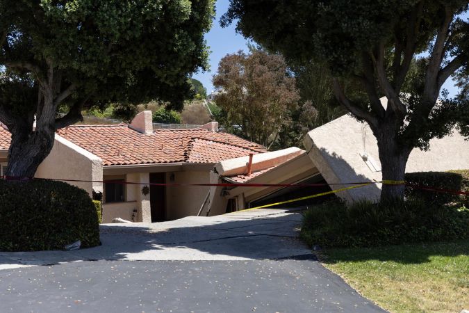 Los Angeles (United States), 09/07/2023.- A collapsed house in Rolling Hills Estates in Los Angeles, California, USA, 09 July 2023. A large landslide in Rolling Hills Estates this weekend forced 12 houses next to a canyon to be evacuated. (Estados Unidos) EFE/EPA/ETIENNE LAURENT