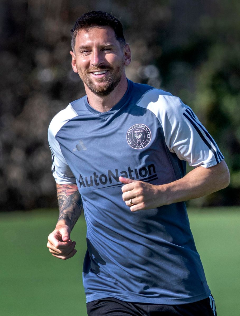 Lionel Messi sonríe en sus primeros entrenamientos con el Inter Miami. Foto: EFE.