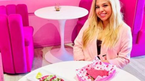 Yesenia Castro muestra los tacos y la mulita rosa.