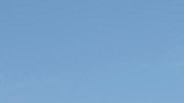 Baker (Usa), 15/07/2023.- A car moves by a thermometer showing 119 degrees Farenheit in Baker, California, USA, 15 July 2023. A heatwave is hitting the southwestern United States and is expected to bring temperatures above 120 degrees Fahrenheit (48.8 Celsius) in parts of California and Arizona in the coming days. (Estados Unidos) EFE/EPA/CAROLINE BREHMAN