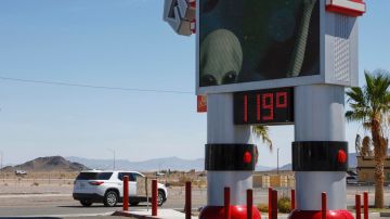Baker (Usa), 15/07/2023.- A car moves by a thermometer showing 119 degrees Farenheit in Baker, California, USA, 15 July 2023. A heatwave is hitting the southwestern United States and is expected to bring temperatures above 120 degrees Fahrenheit (48.8 Celsius) in parts of California and Arizona in the coming days. (Estados Unidos) EFE/EPA/CAROLINE BREHMAN