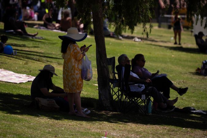 Los Angeles (United States), 15/07/2023.- People rest in the shade of a tree during a heatwave at Echo Park in Los Angeles, California, USA, 15 July 2023. More than a third of Americans are under extreme heat warnings or advisories with records expected to be broken in several cities across the Southern and Western US according to the National Weather Service. EFE/EPA/ETIENNE LAURENT
