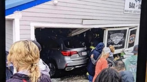 Más de 30 personas heridas después de que conductor chocó contra un restaurante de New Hampshire