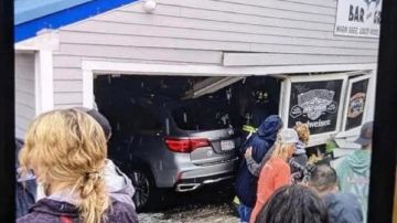 Más de 30 personas heridas después de que conductor chocó contra un restaurante de New Hampshire