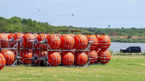 Cómo es el “muro flotante” hecho de boyas con púas que Texas está instalando en el Río Bravo para evitar el paso de migrantes de México a EE.UU.