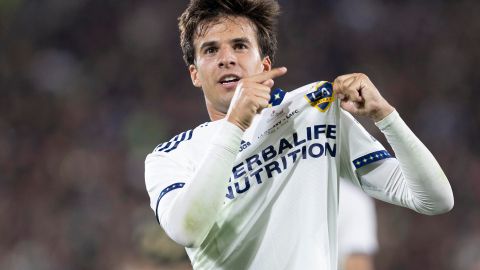 Riqui Puig celebrando un gol ante LAFC en El Tráfico de la MLS.