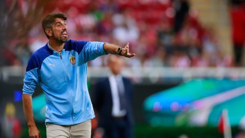 Veljko Paunovic entrenador del Guadalajara da indicaciones a sus jugadores.