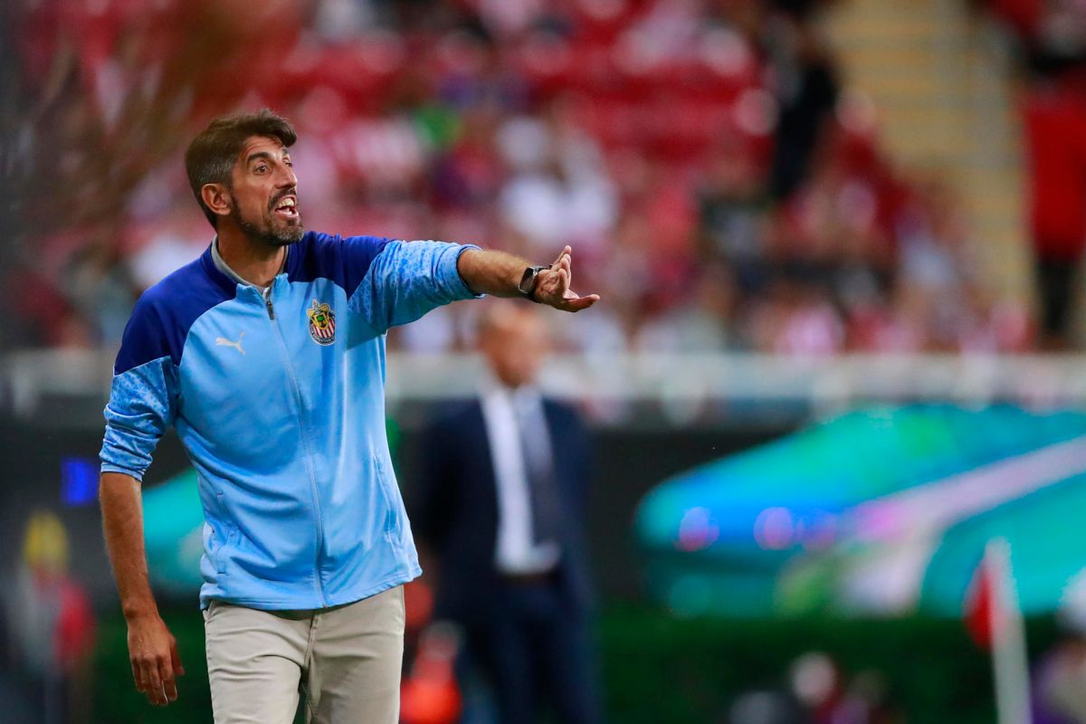 Veljko Paunovic entrenador del Guadalajara da indicaciones a sus jugadores.