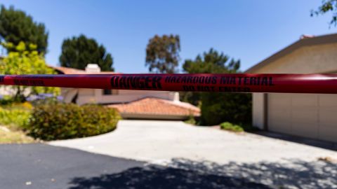 Los Angeles (United States), 09/07/2023.- A tape reads 'Danger Hazardous Material Do Not Enter' in front of a collapsed house in Rolling Hills Estates in Los Angeles, California, USA, 09 July 2023. A large landslide in Rolling Hills Estates this weekend forced 12 houses next to a canyon to be evacuated. (Estados Unidos) EFE/EPA/ETIENNE LAURENT