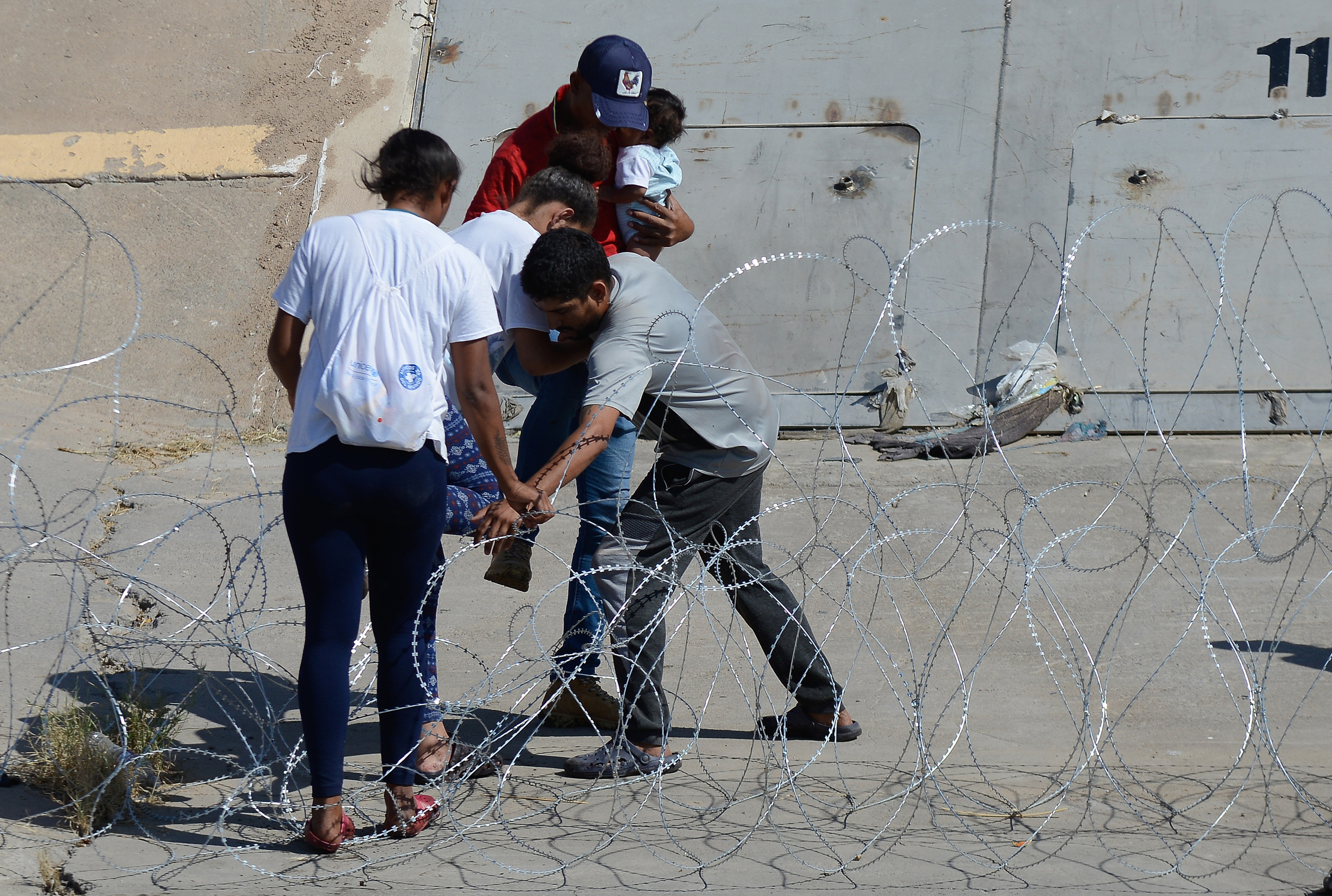 Inmigrantes lograron pasar a través de la alambrada de cuchillas, instalada antes del muro fronterizo.