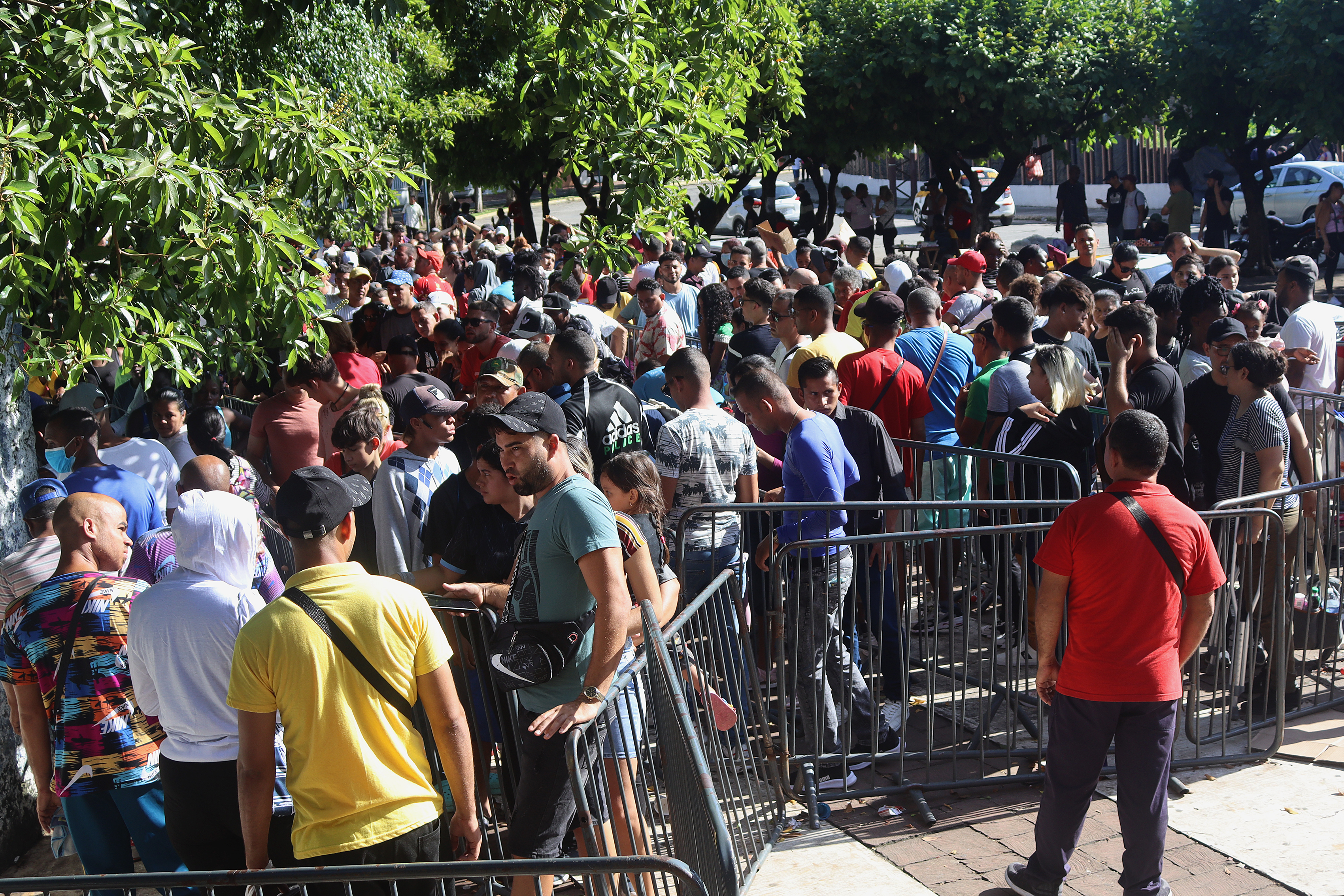 Cientos de inmigrantes esperan regularizar su situación migratoria pidiendo asilo en México.