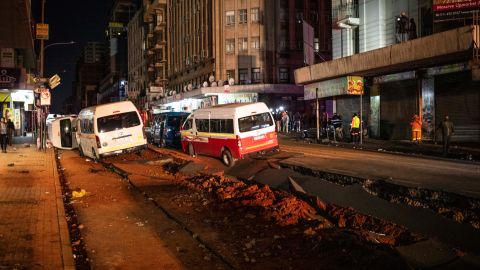 VIDEO: Explosión en conductos de gas hace volar autos en plena calle y deja 41 heridos en Johannesburgo