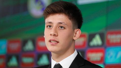 El turco de 19 años llevará el número 24.