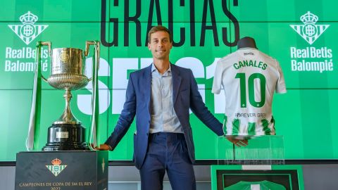 Sergio Canales en su despedida con el Betis antes de sumarse a Rayados.