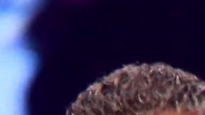 Alejandra Espinoza, su hijo Mateo y la agrupación CNCO en los Premios Juventud de Univision 2023.