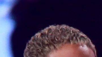 Alejandra Espinoza, su hijo Mateo y la agrupación CNCO en los Premios Juventud de Univision 2023.