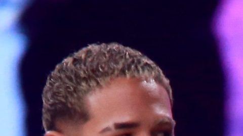 Alejandra Espinoza, su hijo Mateo y la agrupación CNCO en los Premios Juventud de Univision 2023.