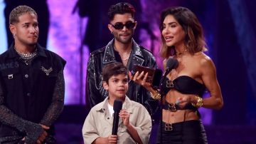 Alejandra Espinoza, su hijo Mateo y la agrupación CNCO en los Premios Juventud de Univision 2023.