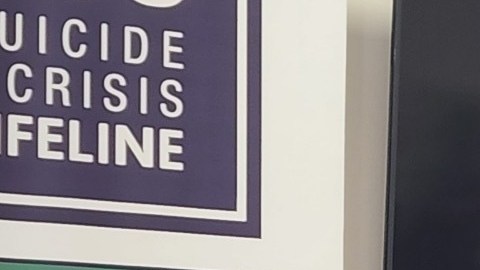 El número 988 ofrece servicios en español.