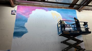 La artista Myisha Arellano realiza el mural Long Beach Embrace. (Cortesía)