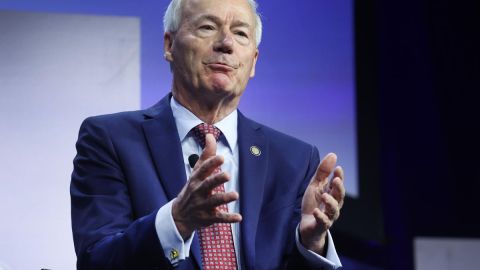 Asa Hutchinson únicamente cuenta con el 1% del apoyo de los republicanos