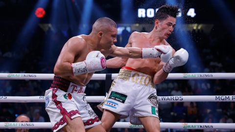 Isaac "Pitbull" Cruz castiga a Giovanni Cabrera con un golpe de izquierda.