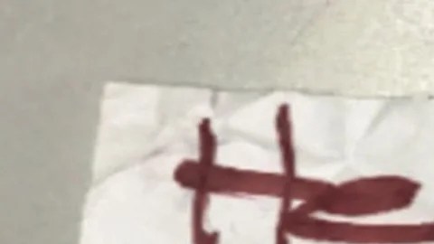 Cartel de "¡Ayúdame!" que mostró la víctima del secuestro.