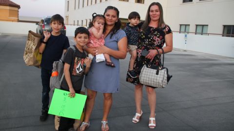 Denia (de azul) con sus hijos y otros desplazados por la inseguridad