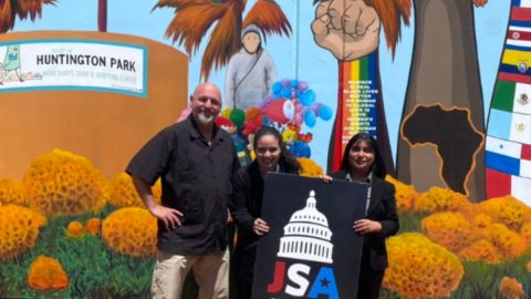 Maestro Kip Morales con las alumnas Amber Montoya y Daisy Solís.