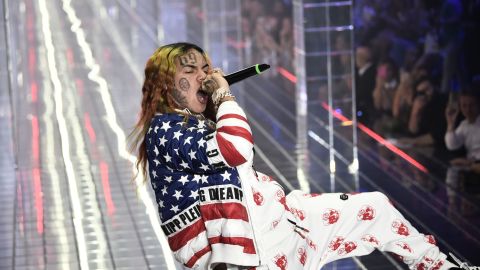 Tekashi 6ix9ine le pide a Anuel AA que se encuentren para resolver sus diferencias.