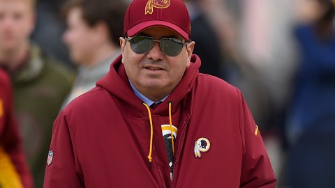 Daniel Snyder antes del partido entre Washington Redskins y Philadelphia Eagles en FedExField.