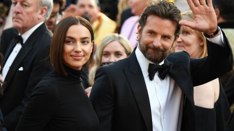 El nominado a Mejor Actor por "Ha nacido una estrella" Bradley Cooper (L) y su esposa, la modelo rusa Irina Shayk, llegan a la 91ª Entrega Anual de los Premios de la Academia en el Dolby Theatre de Hollywood, California, el 24 de febrero de 2019. Foto: ROBYN BECK/AFP via Getty Images.