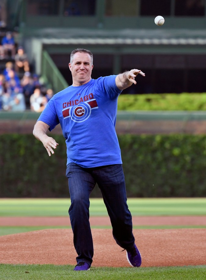 El entrenador de fútbol de Northwestern, Pat Fitzgerald, lanza un primer lanzamiento ceremonial antes del partido entre los Cachorros de Chicago y los Rockies de Colorado en el Wrigley Field el 5 de junio de 2019 en Chicago, Illinois. Foto: Quinn Harris/Getty Images,