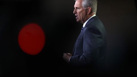 El presidente de la Cámara de Representantes Kevin McCarthy cedió a las demandas de legisladores republicanos conservadores.