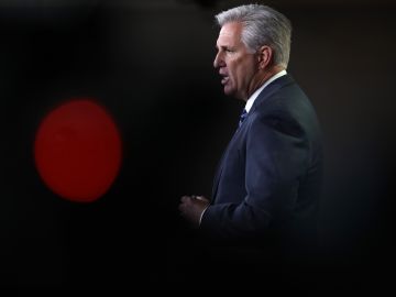 El presidente de la Cámara de Representantes Kevin McCarthy cedió a las demandas de legisladores republicanos conservadores.