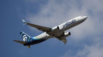 Desvían vuelo de Alaska Airlines después de que pasajero amenazó a la seguridad del avión