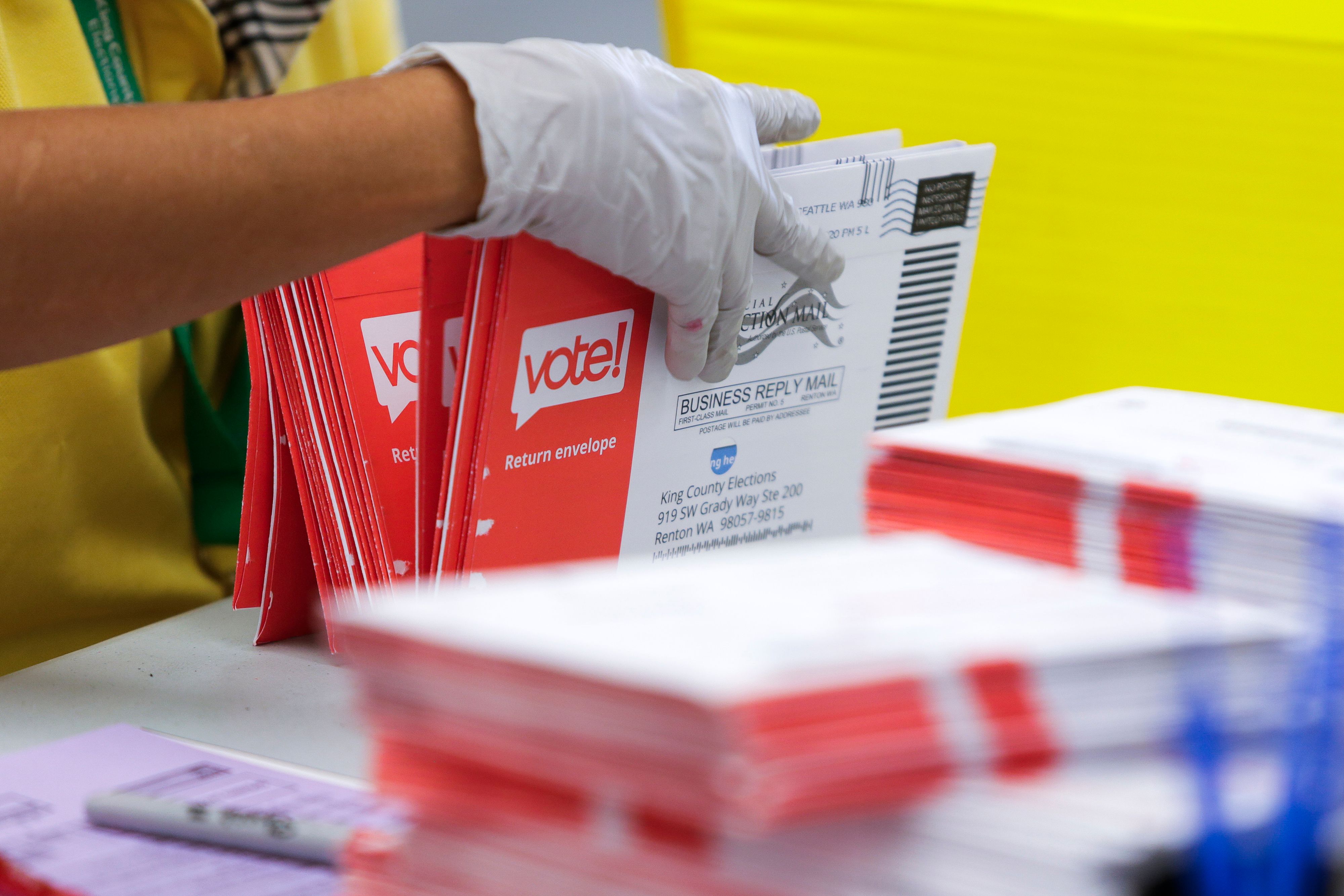 Boletas de voto por correo para las elecciones primarias del estado de Washington del 4 de agosto de 2020.