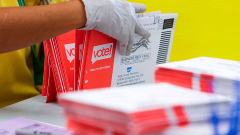 Boletas de voto por correo para las elecciones primarias del estado de Washington del 4 de agosto de 2020.