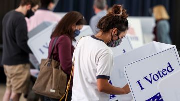 Los votantes que participaron en las elecciones intermedias de 2018 y 2022 mantuvieron sus preferencias partidistas.