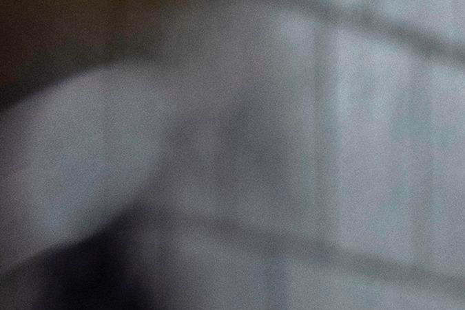 Un trabajador electoral habla con votantes el día de las elecciones de 2020 en Austin, Texas.