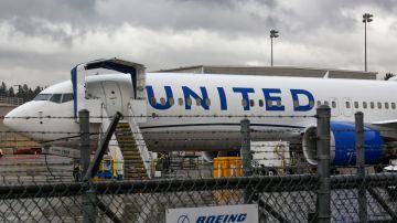 Hombre acusado de intentar abrir puerta del avión de United y atacar a tripulación es declarado no es apto para juicio
