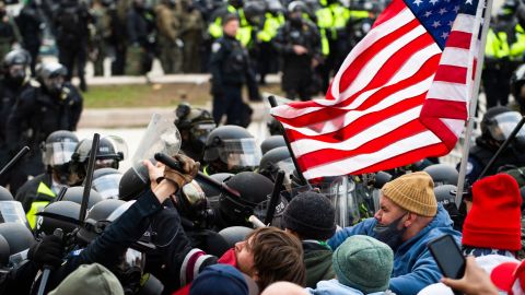 Hombre que golpeó a oficial con asta de bandera en disturbios en el Capitolio recibe más de 4 años de prisión
