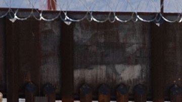 Juez bloquea medida que permite a autoridades negar asilo a migrantes que llegan de México a EE.UU.