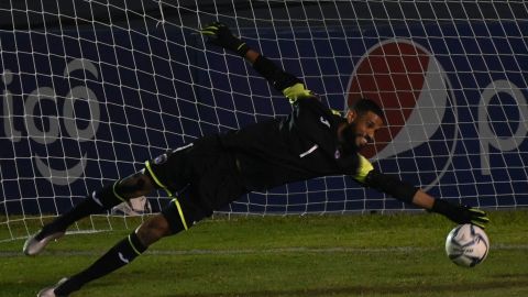 Sandy Sánchez, arquero de la selección de Cuba ante Guatemala en la Copa Oro.