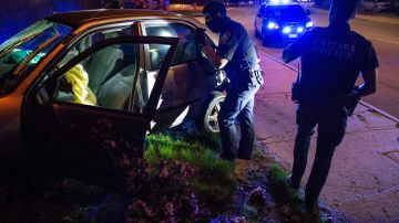 Mujer de Massachusetts halló a un hombre escondido en el asiento trasero de su auto mientras conducía a su casa