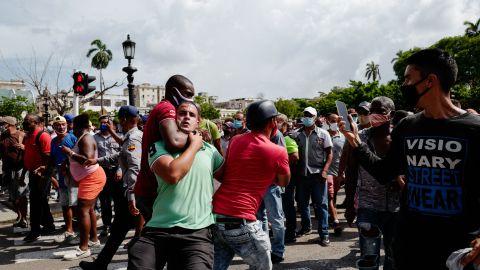 Un hombre es detenido durante la manifestación contra el gobierno de Miguel Díaz-Canel en La Habana, el 11 de julio de 2021.