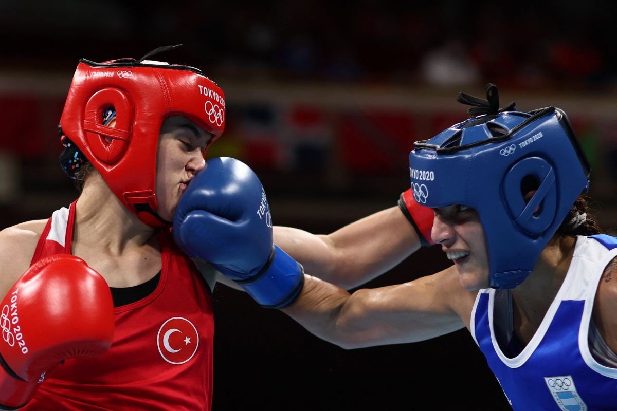 Dayana Sánchez (azul) durante su última pelea en Tokio 2020, contra la turca Esra Yildiz.